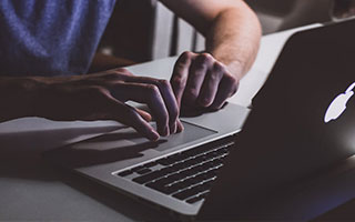 西甲媒体透露：曼城准备6000万欧元收购巴萨中场费尔明，巴萨俱乐部正在评估中