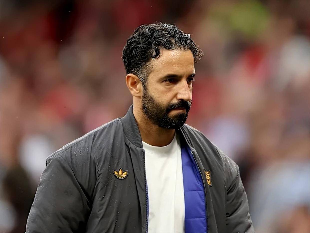 阿莫林拒绝调整战术体系，看看曼联球员是什么反应